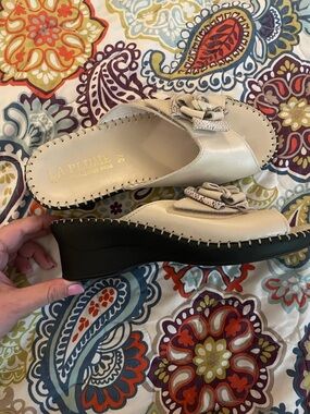 LA PLUME Women's Cream Wedge Slide Sandals with Decorative Bow